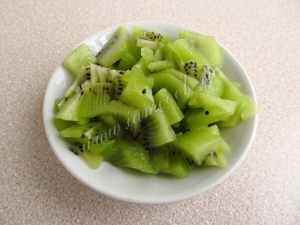 Плод киви очистить от кожицы и мелко нарезать.