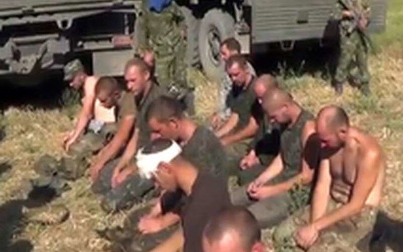 Пленные азовцы в мариуполе 2022. Попала в плен в турцию. Попала в плен в турцию. Попала в плен в турцию. Украинские пленные на коленях.