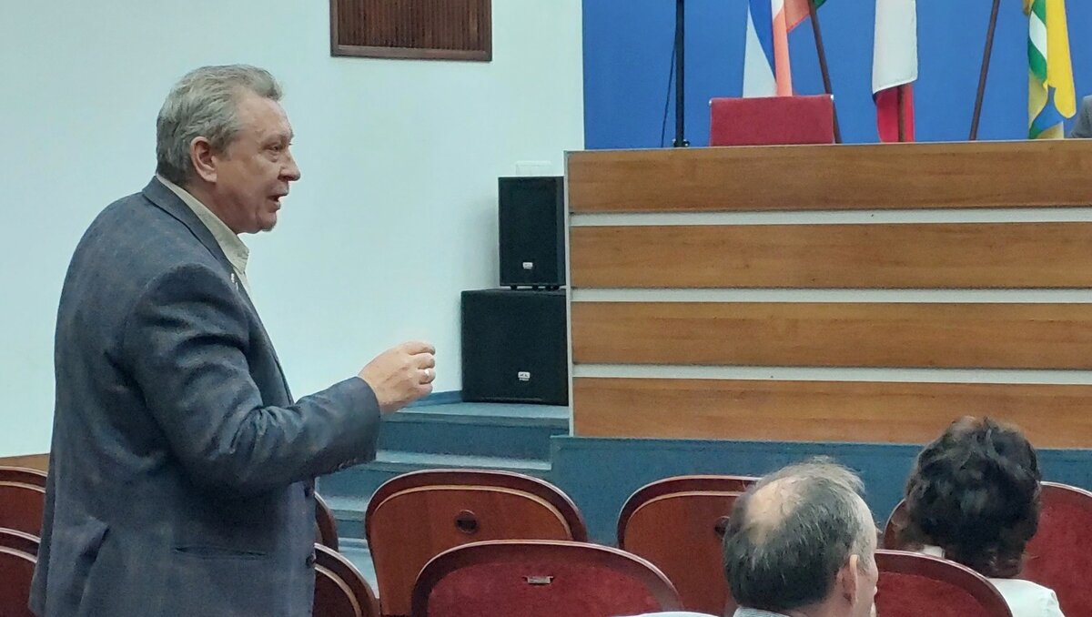     Депутат Сергей Ряшенцев возмущен решением мэра отказаться от установки стелы на въезде в Саяногорск.