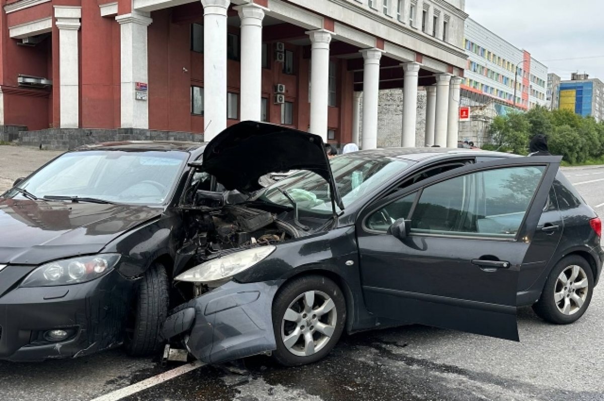    Жёсткое ДТП с Mazda и Peugeot произошло на улице Папанина в Мурманске