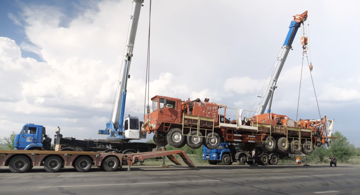 Некоторые буровые установки не способны заехать самостоятельно даже на трейлер с длинными аппарелями.