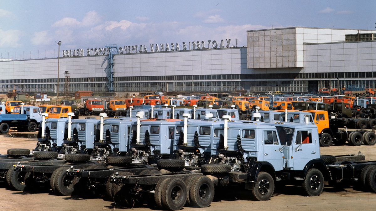 Первый завод камаз. КАМАЗ Камский автомобильный завод 1976. Автозавод КАМАЗ Набережные Челны. Завод КАМАЗ В Набережных Челнах. Завод КАМАЗ В Набережных Челнах СССР.