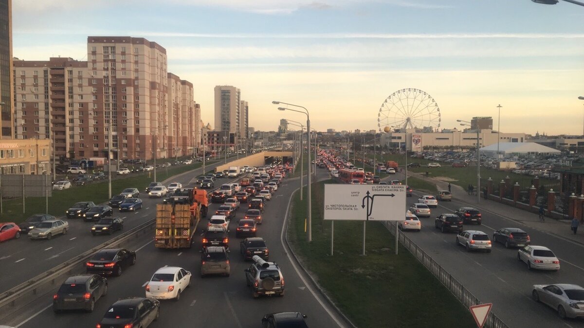     В Казани утром в четверг, 6 июля, на дорогах по пути в центр города образовались длинные пробки. Об этом свидетельствуют данные портала «Яндекс.Карты».