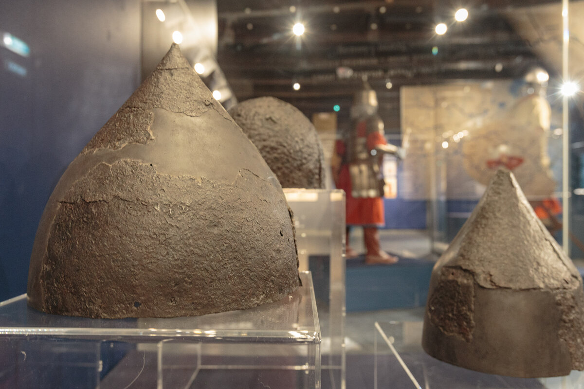 Шлем, вторая половина XIII-XIV вв, Железо, ковка, лепка. Диаметр 24 см