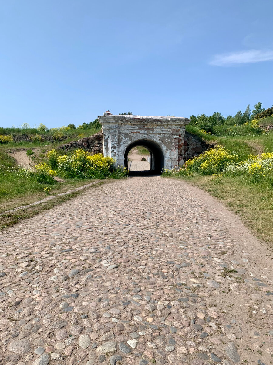 Анненские укрепления, прикрывающее Выборг с северо-запада, были возведены на острове Твердыш. Их строительство началось в 1730 году. Анненские укрепления были построены по последнему слову фортификационной науки своего времени.