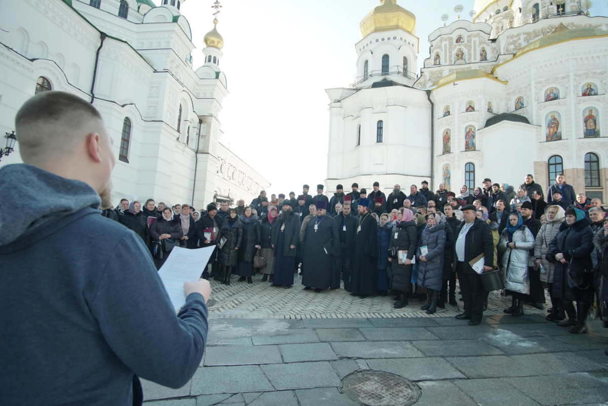 Ситуация с украинской православной церковью сегодня. Захват храмов на Украине. Люди в церкви. Священник Украина спиной. Украинцы у Киево Печерской Лавры.