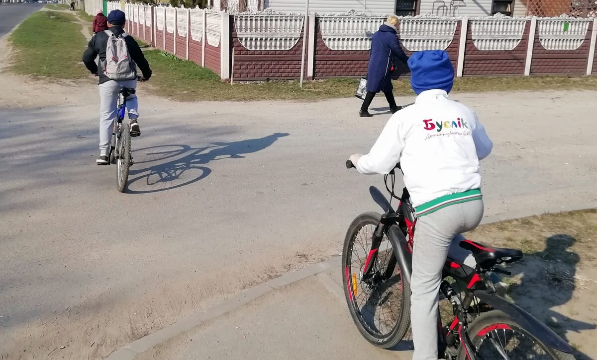 В Госавтоинспекция напомнили, чем обязательно должен быть оборудован велосипед, какая и когда должна быть на велосипедисте одежда, и в каких случаях грозит штраф. Читайте также: До трех лет тюрьмы.