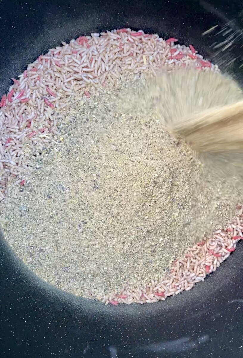 Опарыш, пересыпанный прикормкой - очень важный этап подготовки