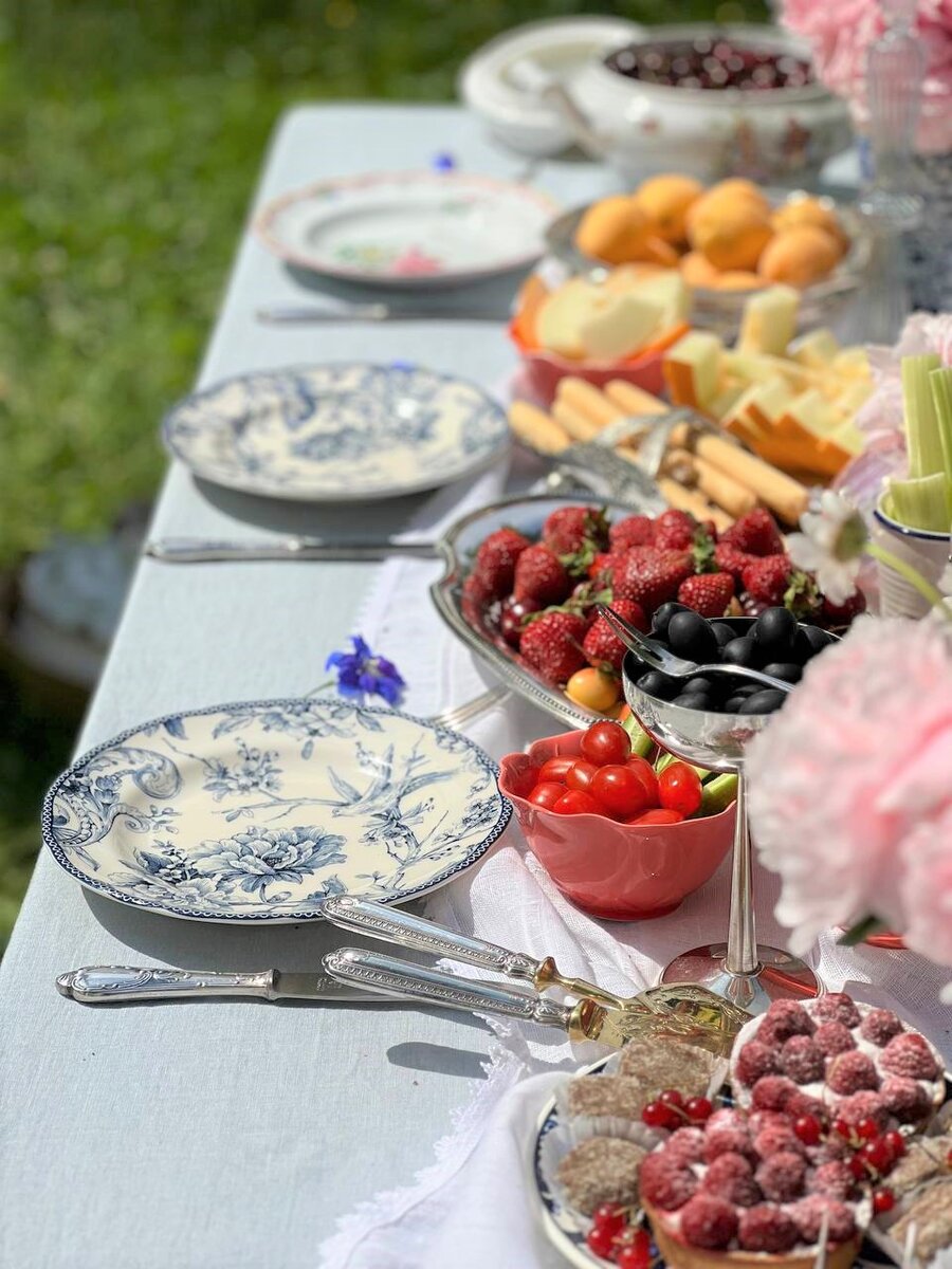 Обедаем на природе с подругами.