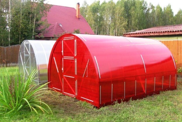 На рынке поликарбонат представлен разных цветов. Из этого материала делают беседки, навесы и иногда теплицы по дизайнерским соображениям покрывают таким же цветом, как и какое-нибудь другое сооружение. И это не правильно. Все дело в светопропускании, например, поликарбонат синего цвета хорошо подойдет для навеса, но совершенно не подходит для выращивания овощей в теплице потому, что растениям не будет хватать света для хорошего развития и урожайности.