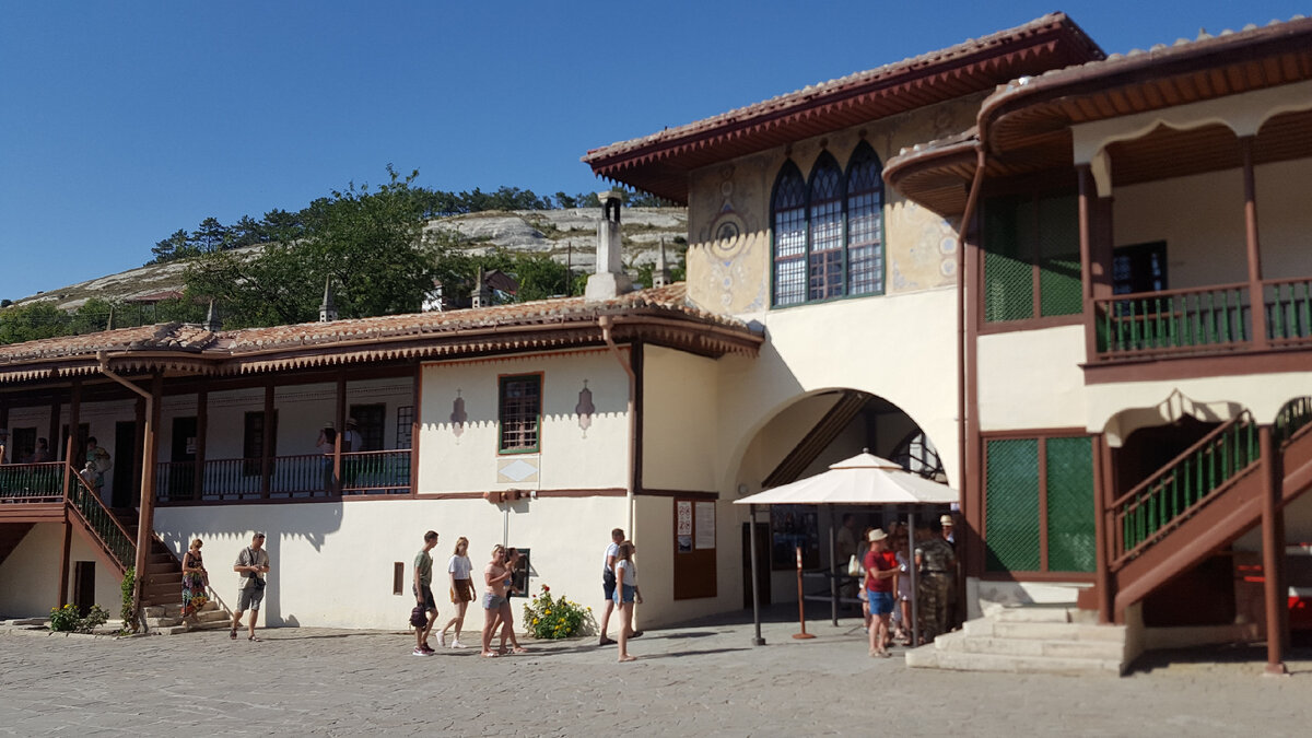 Главный вход на территорию ханского дворца.