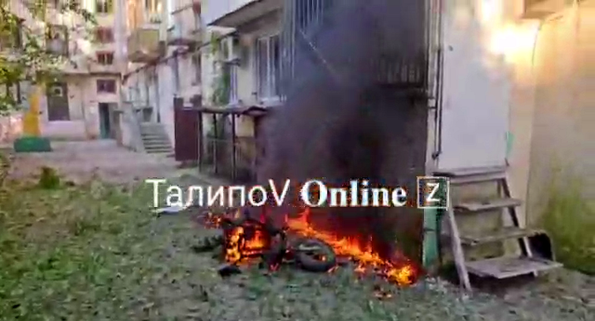 Скрин видео с места происшествия. Мокик взорвался и загорелся