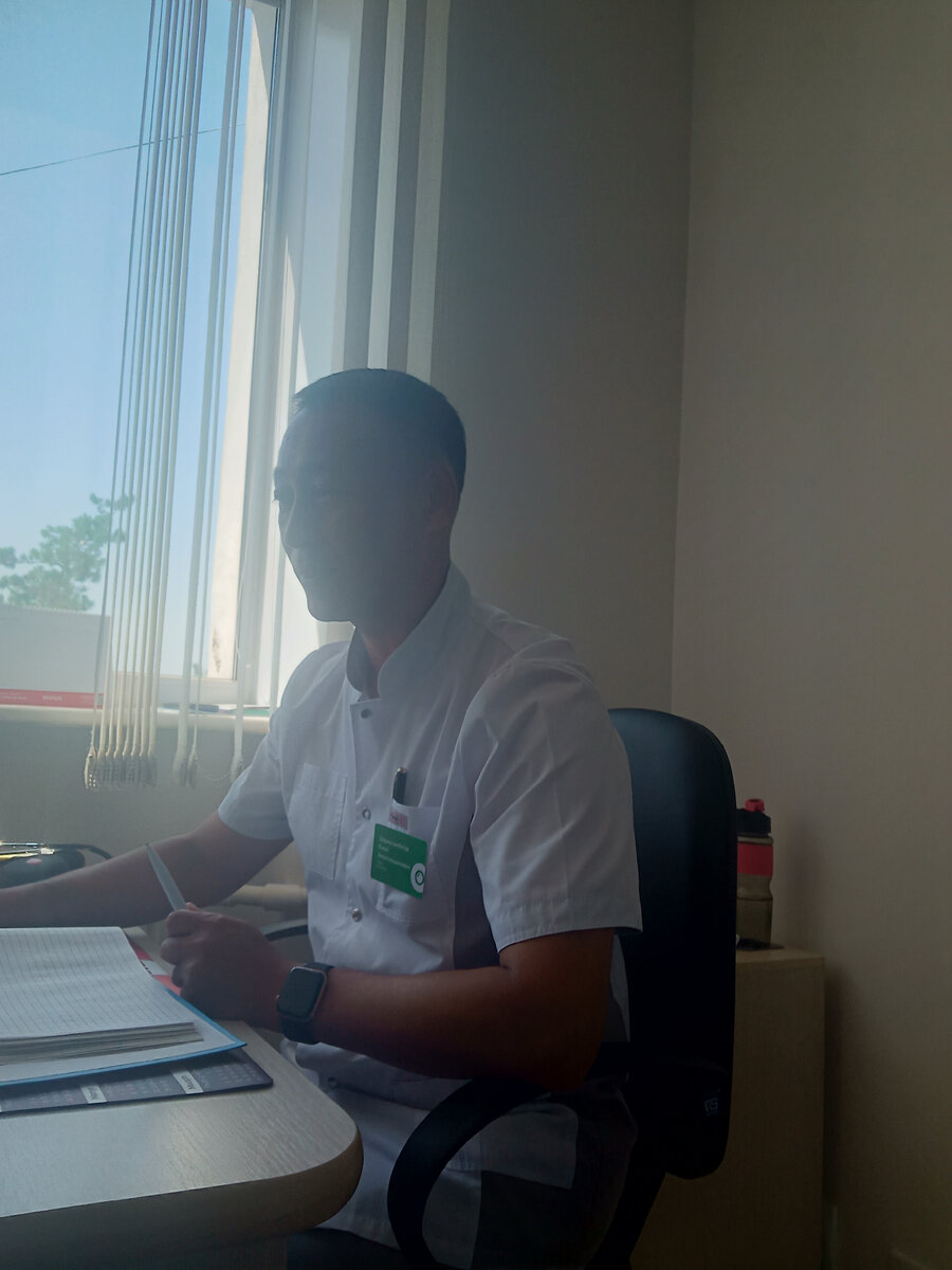 Врач пишет справку.