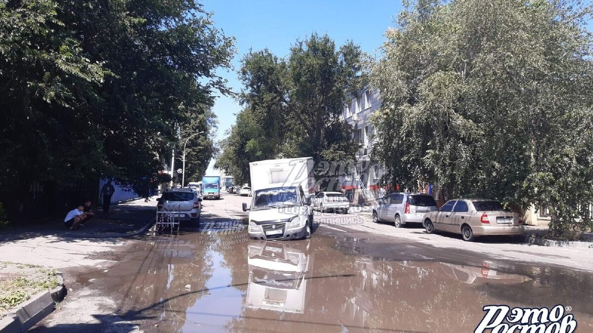     В Ростове в Пролетарском районе в многолетней луже утонула ГАЗель компании «Тавр», об этом рассказали в местном Telegram-канале.
