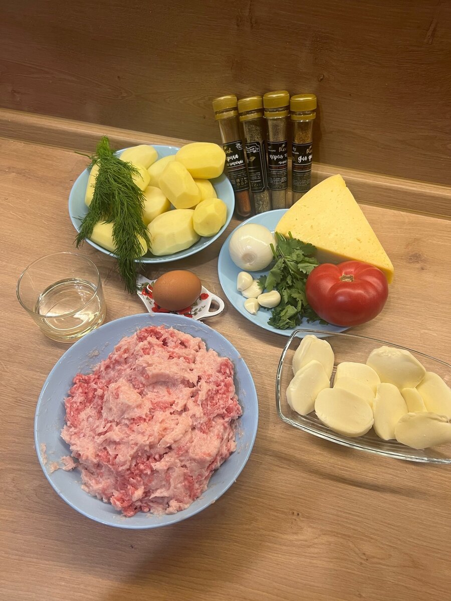 Нам понадобится:  10 шт небольшого картофеля (порция на 5-х человек) , в среднем 2шт на человека. Фарш 400-500 г ( у меня свинина + говядина + курица, самый сочный!) 1 помидор, 1 яйцо,1 луковица, 4 зубчика чеснока, соль, перец, томатная паста(у меня кетчуп)сыр моцарелла, сыр пармезан ,специи ,зелень, растительное масло