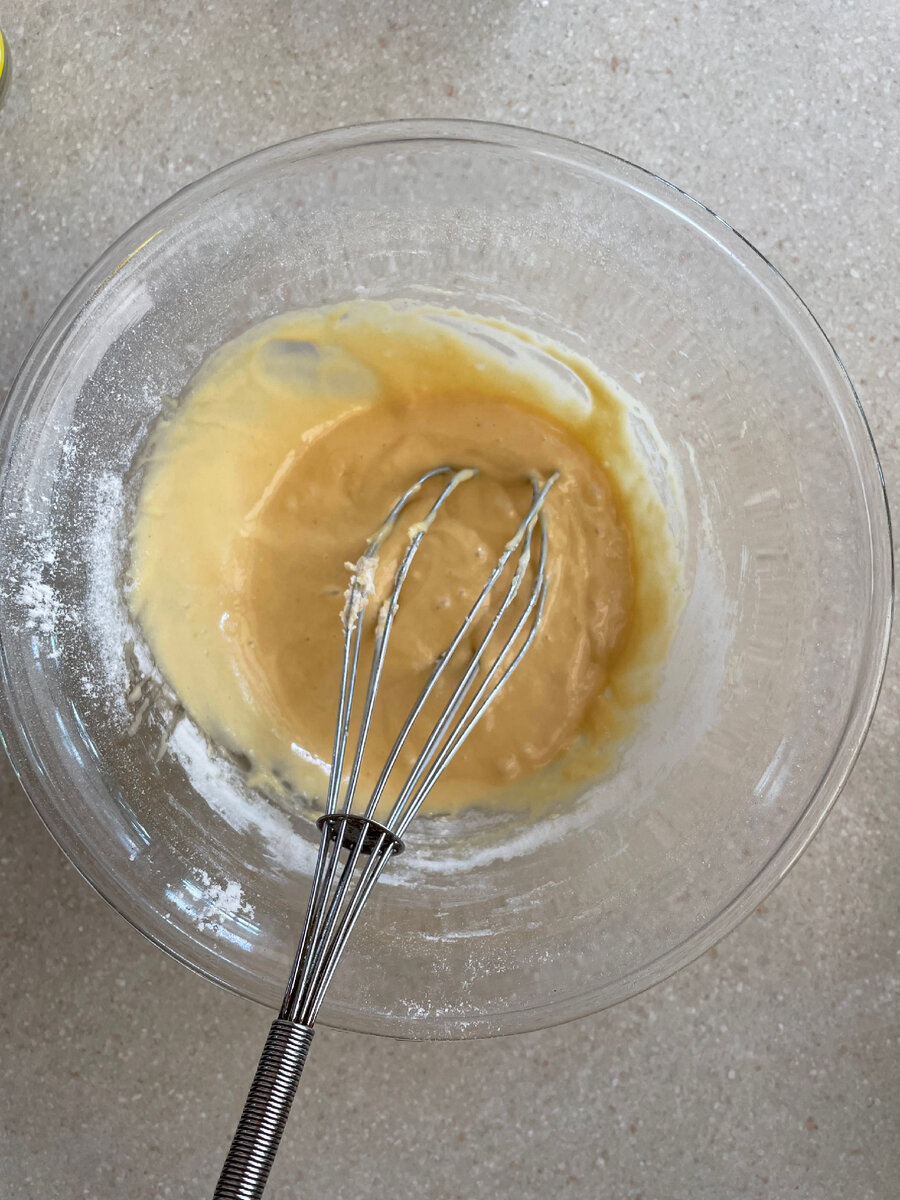 Сначала нужно хорошо взбить яйца и потихоньку добавлять просеянную муку. Далее добавить соду и соль и всё вместе перемешать в однородную массу.