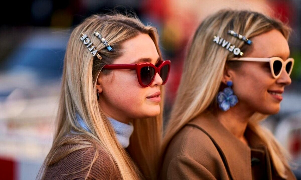 Девушки с модными заколками