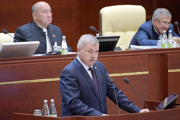    Накануне депутаты Госсовета РТ изменили не только республиканский закон «О такси», но и посвятили транспорту правительственный час, на который пригласили министра транспорта и дорожного хозяйства РТ Фарита Ханифова Фото: gossov.tatarstan.ru
