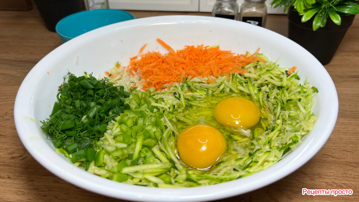Приготовила вкусные оладьи из цуккини на сковороде.