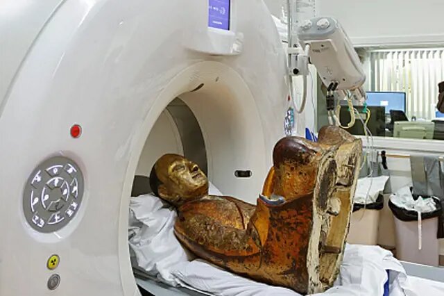 В 1990-х годах ученые обнаружили в древней статуи останки монаха. pinterest.com