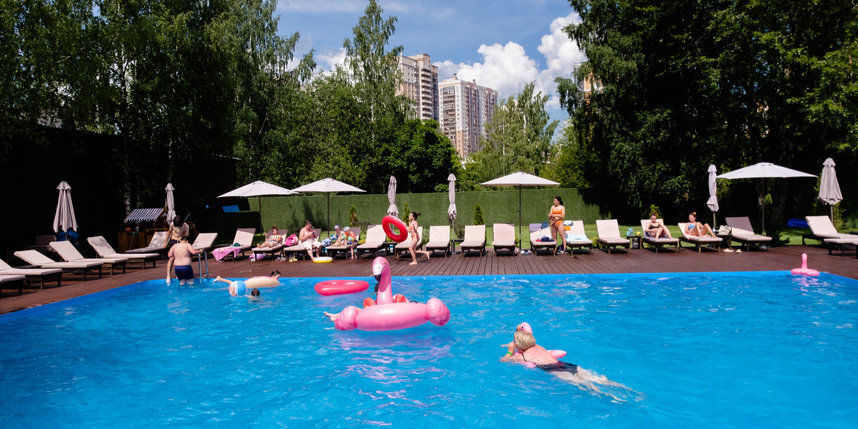    В Петербурге и Ленобласти достаточно мест с открытым бассейном.Алена Бобрович