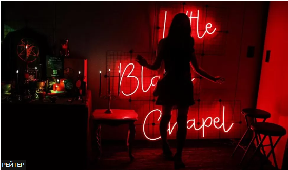 Внутри Маленькой черной часовни, на ежегодном съезде Сатанинского храма.       Источник Рейтер.