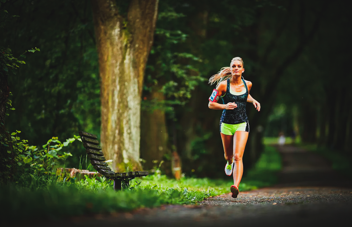 May run. Бег в парке летом. Блондинка бегает. Бег девушка блондинка. Аэробные упражнения бег.