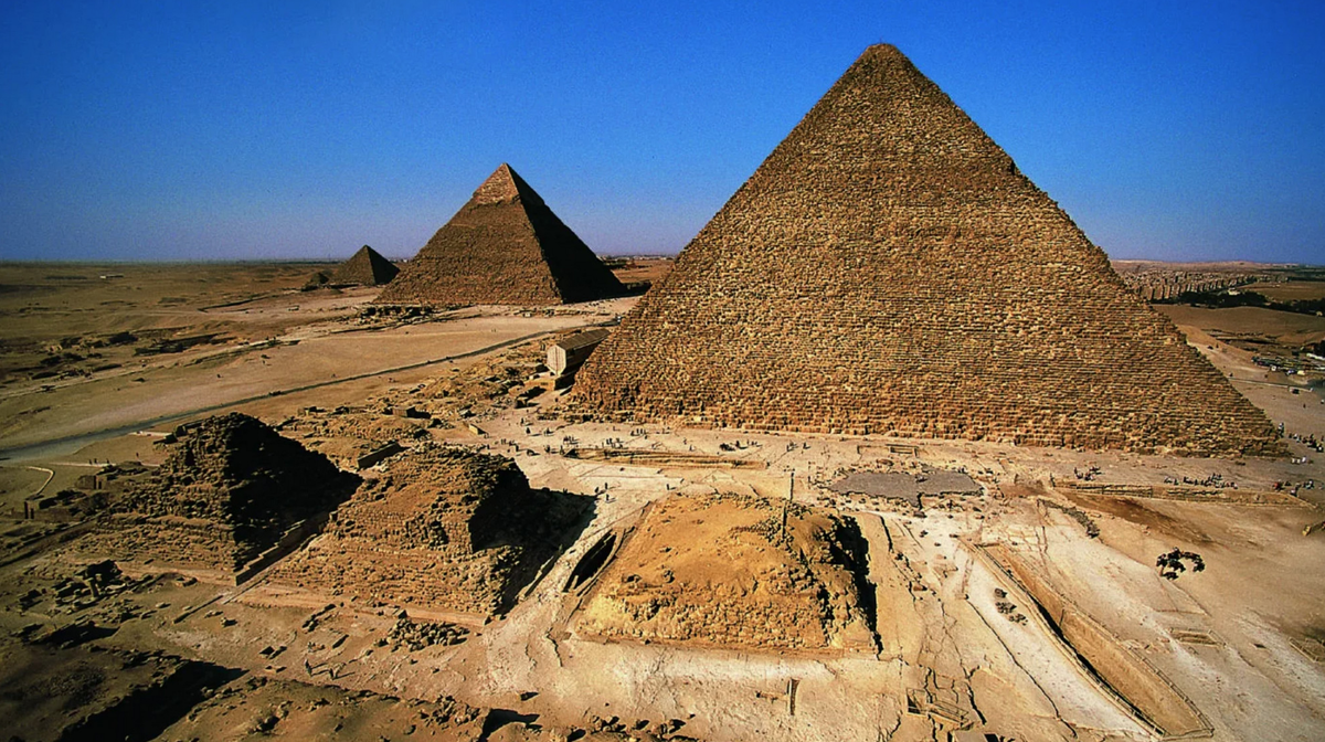 Что представляют собой египетские пирамиды. Пирамиды Гизы. Великие пирамиды Гизы. Египет Пески пирамиды. Красная пирамида в Египте.