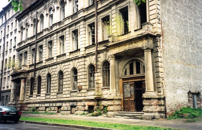 Так выглядело здание бывшей СПб 7-й мужской  гимназии в начале  2000-х ( до ремонта): "экзотические" полуразвалины в центре Северной столицы - без крыши, с прорастающими из пустых бойниц окон деревьями.