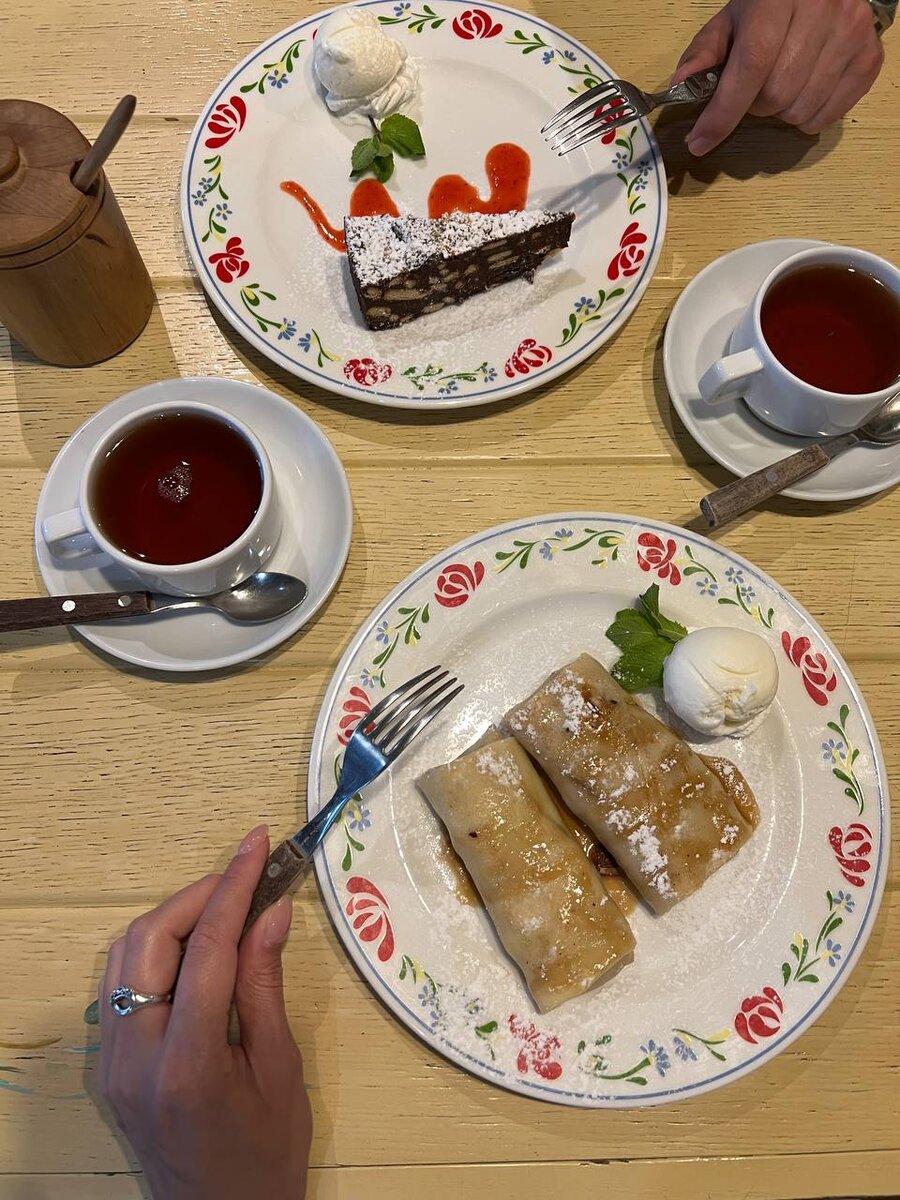 Налистники с шариком мороженного и десерт "Лентяй"