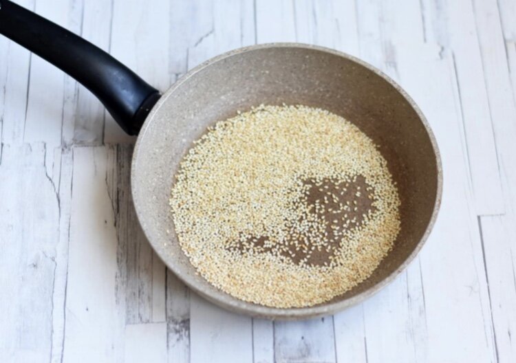 Семена кунжута поджарьте на сухой сковороде до легкого золотистого цвета.