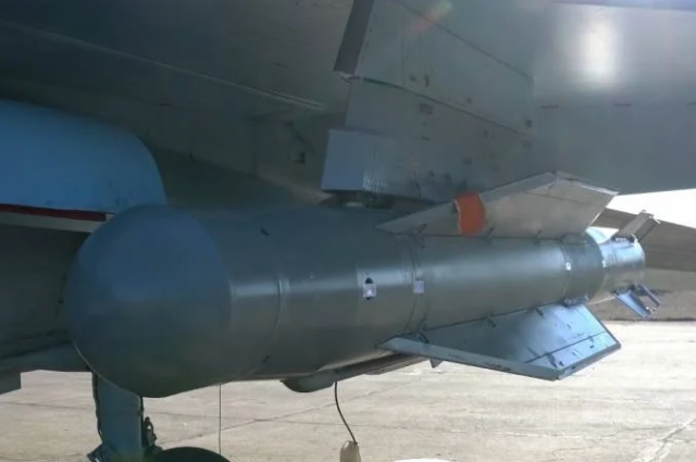    Бомба УПАБ-1500Б под крылом носителя.