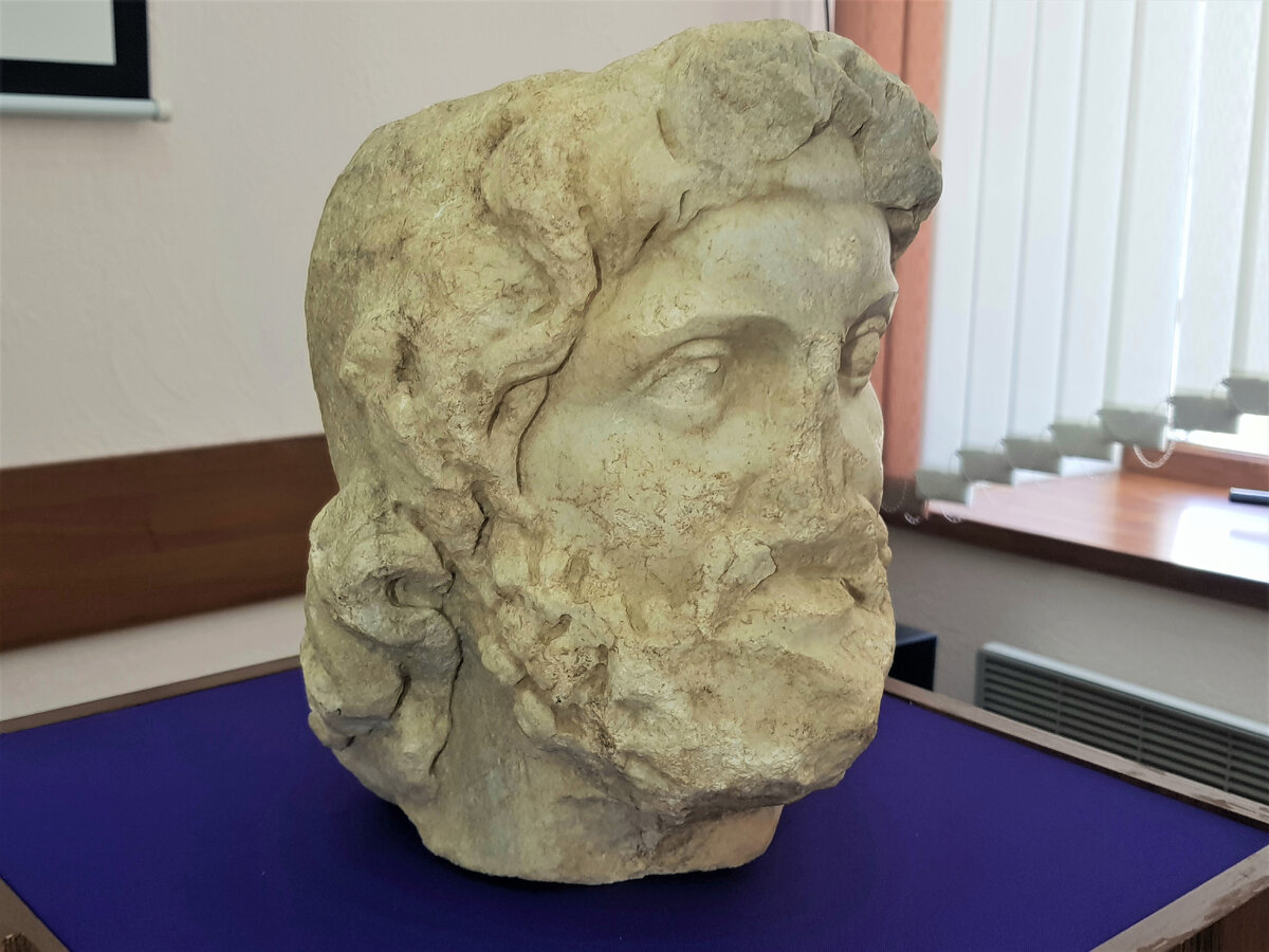 Изображение Фарнака до этой находки было только на монетах. Фото автора.  