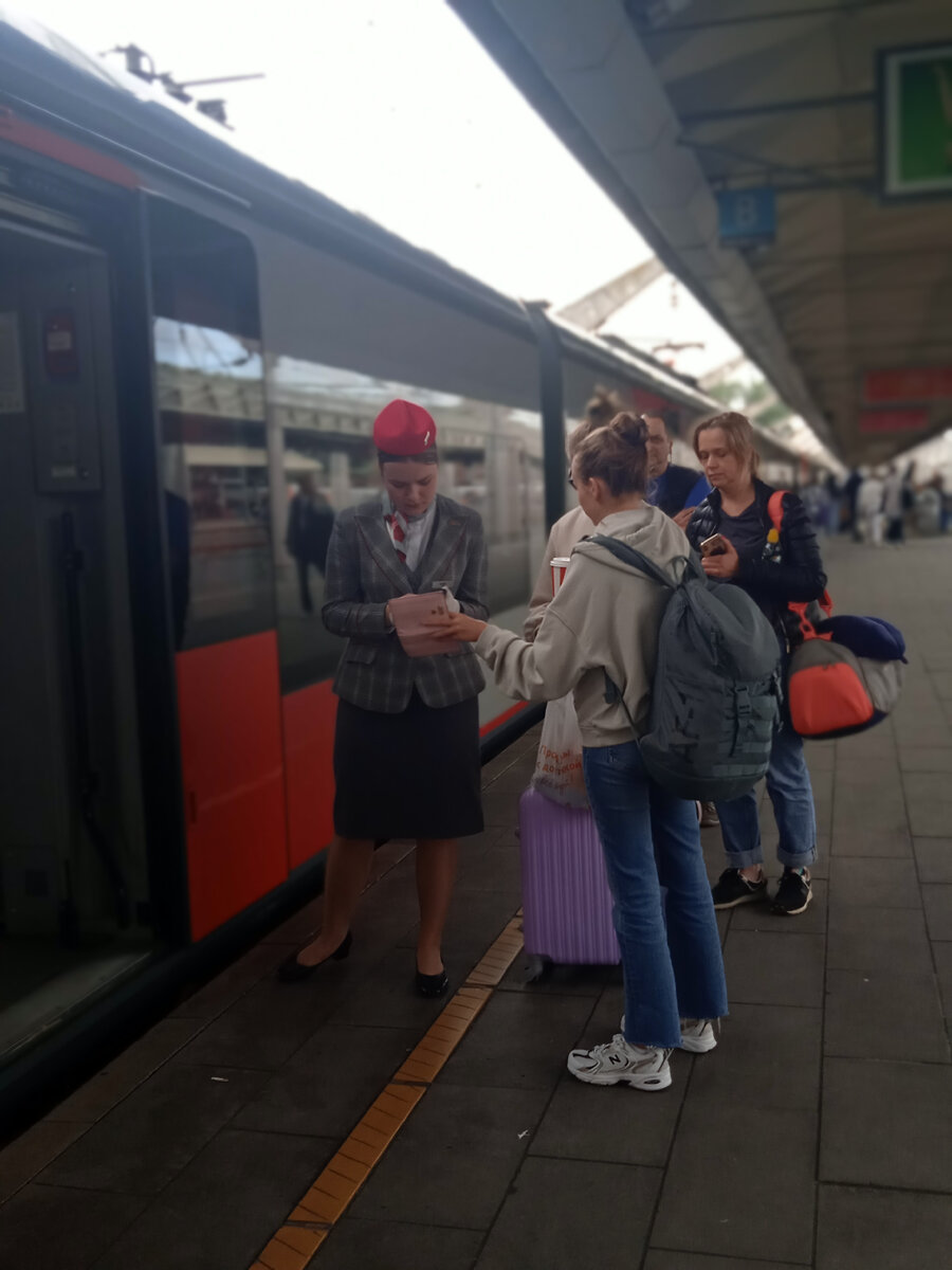 В свой вагон зашла она. Я тут ещё не зашла, смотрю как другие заходят