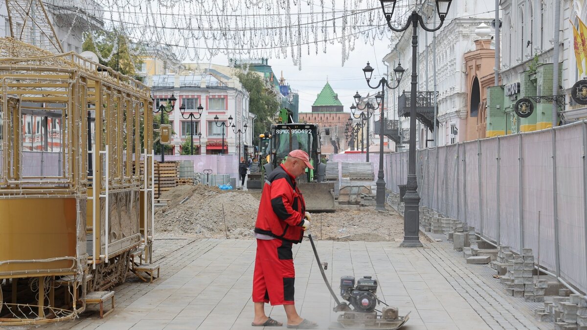     Работы по обновлению покрытия на Большой Покровской должны завершиться ко Дню города. Такое заявление сделал глава Нижегородского района Алексей Рыболовлев, который каждый день инспектирует ход ремонта.
