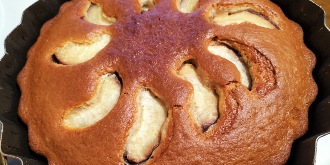 Беру кефир, муку и быстро выпекаю вкуснейший пирог к чаю. Фрукты добавляю любые