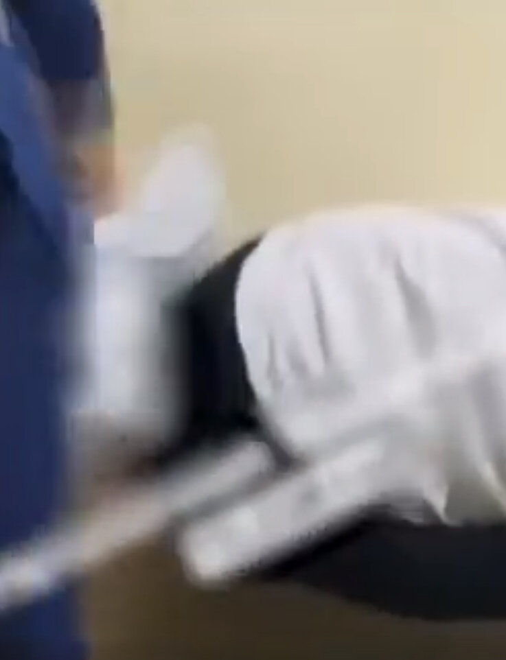 Душила подушкой..