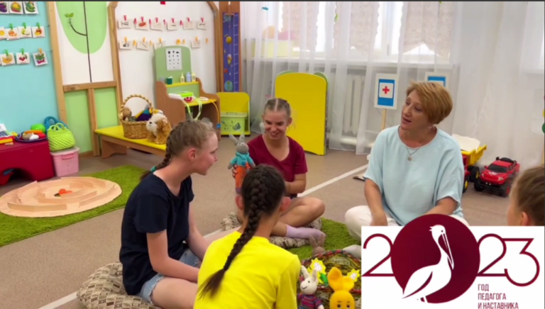    Педагог Гайского детского дома Светлана Сергеева помогает детям адаптироваться к жизни Марина Шарт