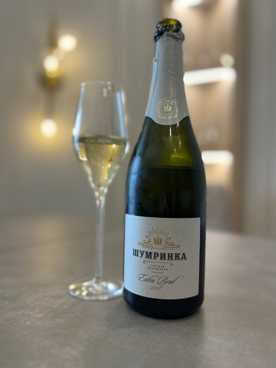 Сдержанная и строгая  этикетка Шумринка экстра брют 2018