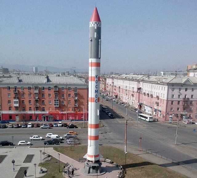 Экспонат ракеты-носителя "Космос" в Красноярске.