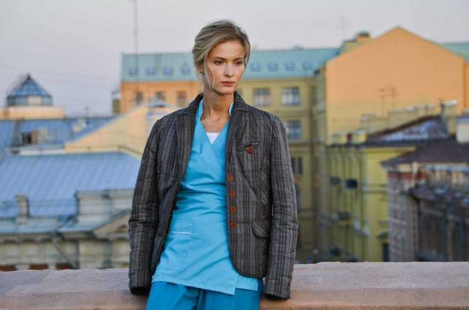 Она – Наталья Бахметьева, талантливый врач-акушер с разбитым сердцем.