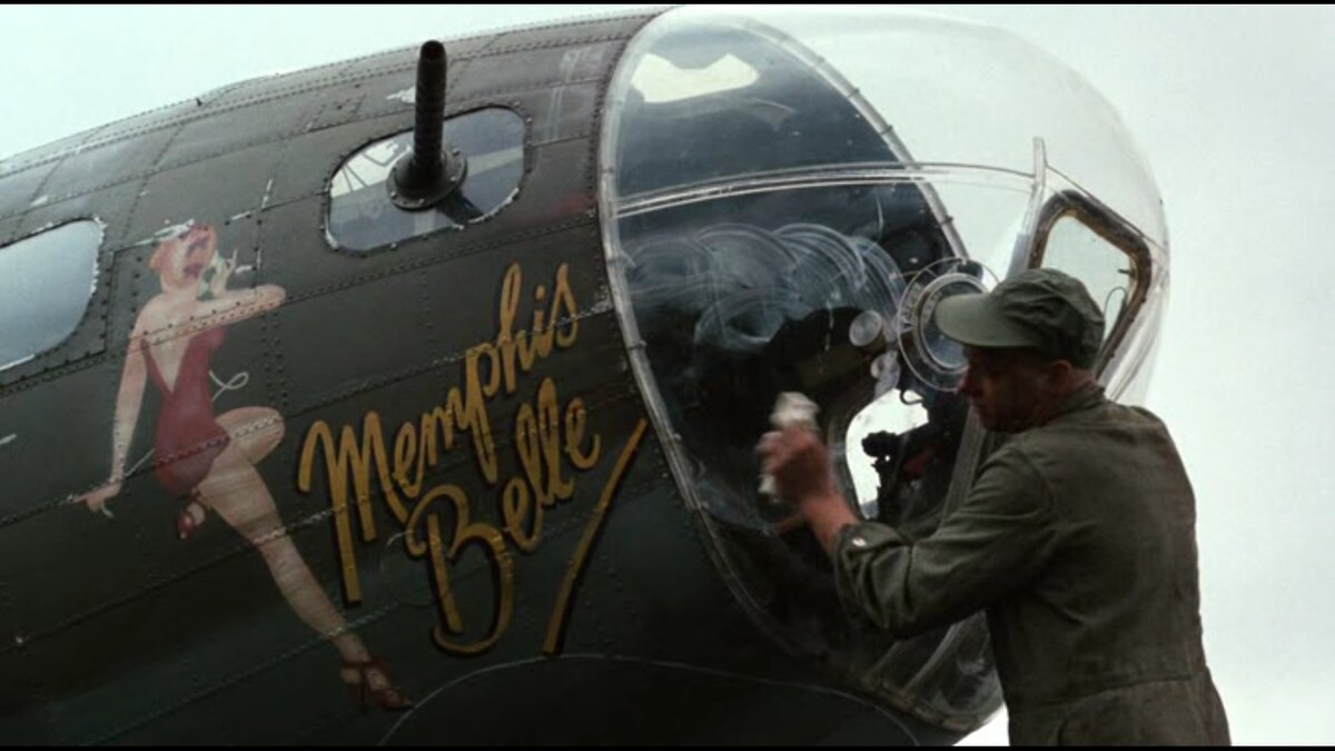 Эмблема "Мемфиской красотки" на носу самолета. Кадр из фильма