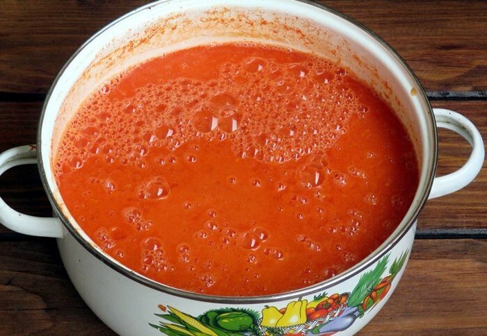 Nie można ich odróżnić od ogórków - prawie: nawet smaczniejsze. Cukinia wychodzi soczysta, delikatna, chrupiąca - i dobrze komponuje się z pomidorami, pomidorem i słodką papryką. Robię tę sałatkę co roku: szybko się wyprzedaje. -4
