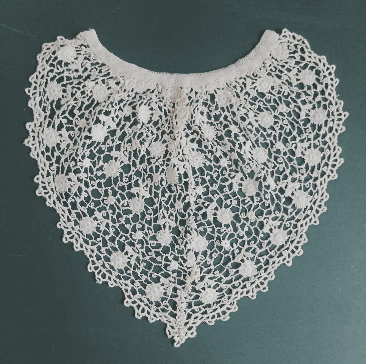 Это жабо, похоже, из брюссельского кружева. Но я не специалист, могу ошибаться.