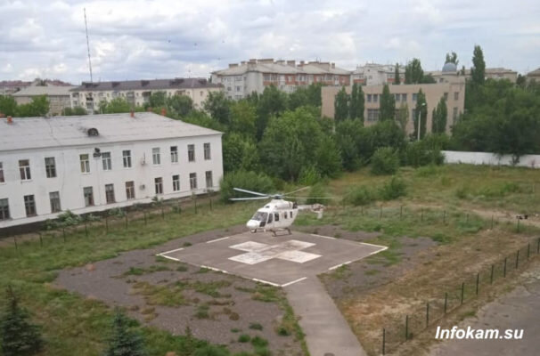    Вертолёт санитарной авиации приземляется на посадочной площадке в Камышине