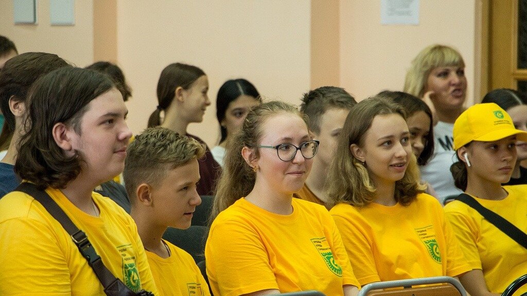     Хабаровские школьники познакомились с ключевыми проектами «Движения Первых», организованной интеллектуальной игрой, в рамках которой они получили возможность узнать о направлениях и инициативах движения, а также получить опыт социально значимой деятельности и профессионального определения.