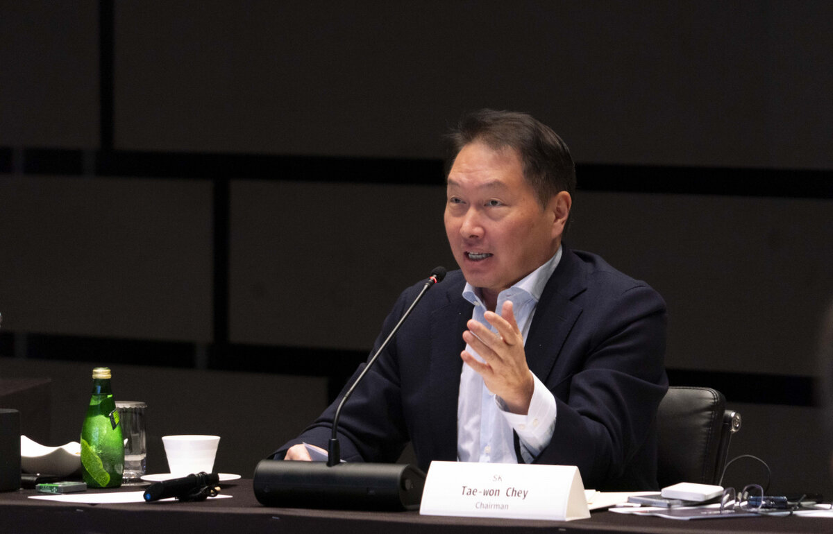 Председатель  правления SK Group Чхве Тхэ Вон выступает с программной речью на  саммите генеральных директоров Global Telco AI Alliance, который прошел в  четверг в сеульском отеле. (SK Telecom)