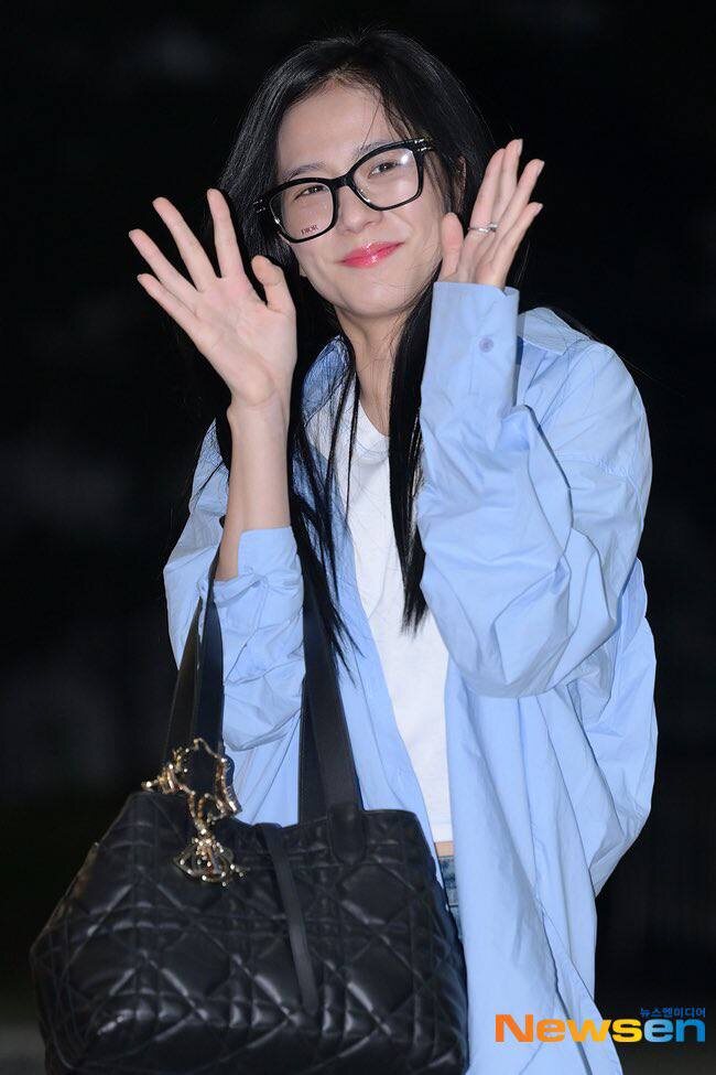 Джису в аэропорту GIMPO (SGBAC), вылет в Ханой, Вьетнам.