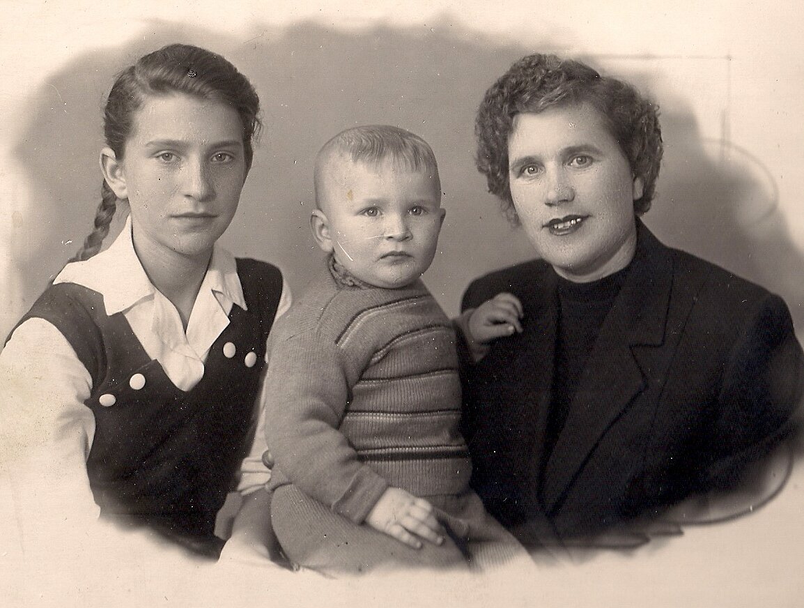 С мамой и старшей сестрой