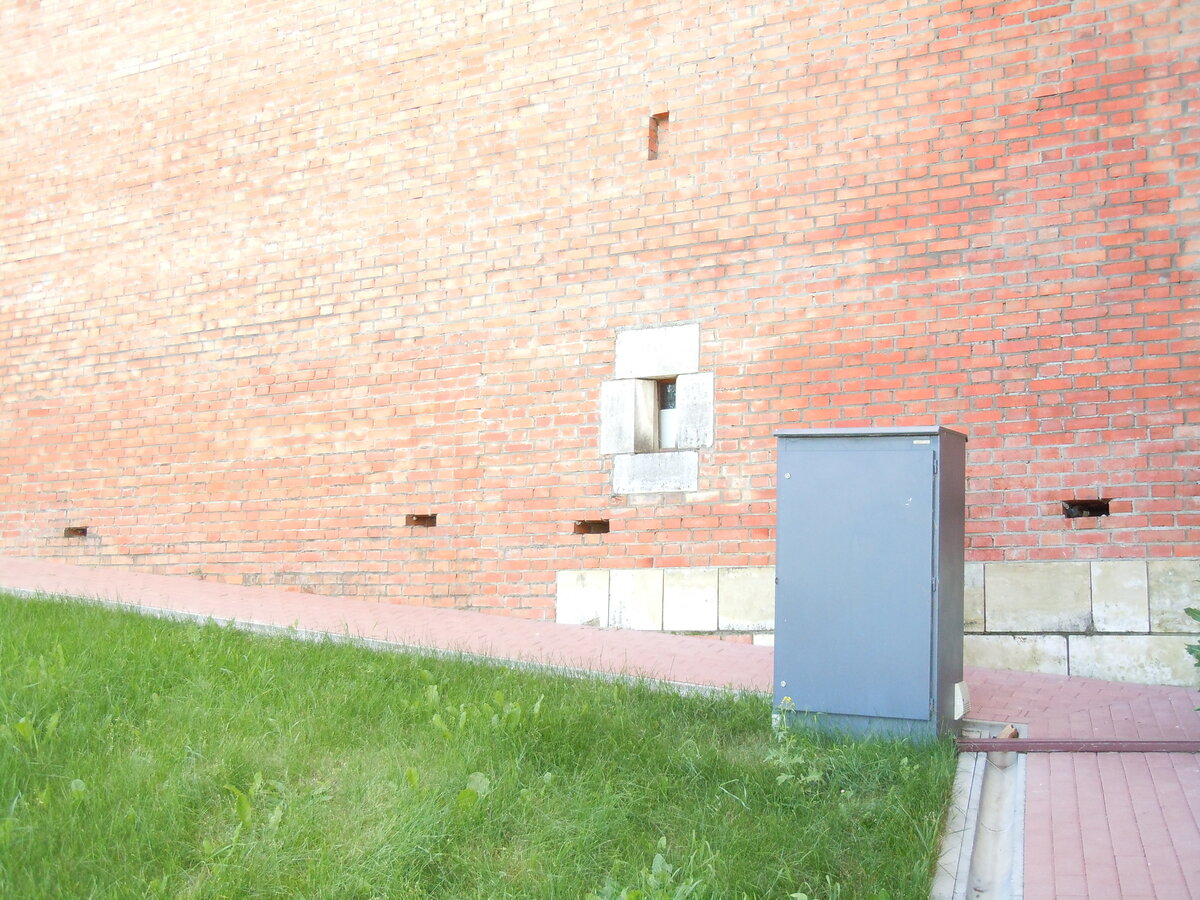 Продолжим экскурсию по кремлю. Это взгляд через стройку фуникулёра на участок с Часовой башней.-46